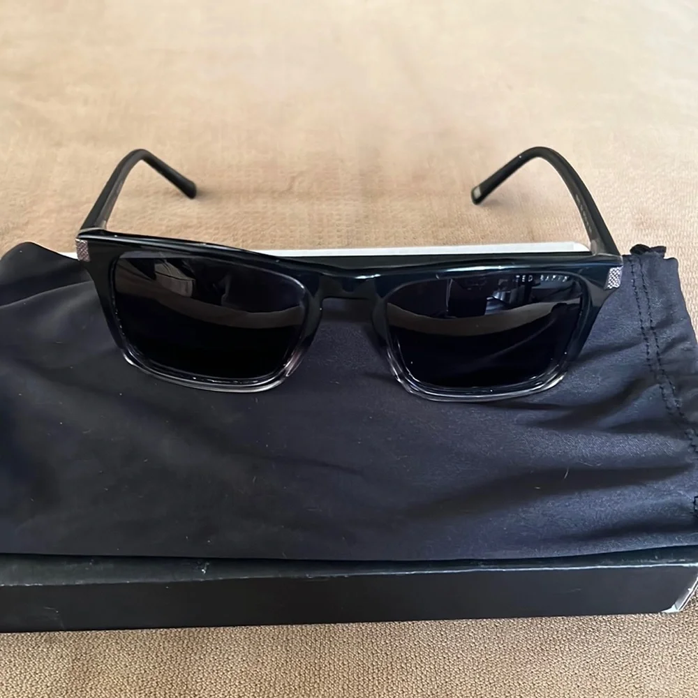 Ted Baker London polarized sun glasses - Picture 1 of 6